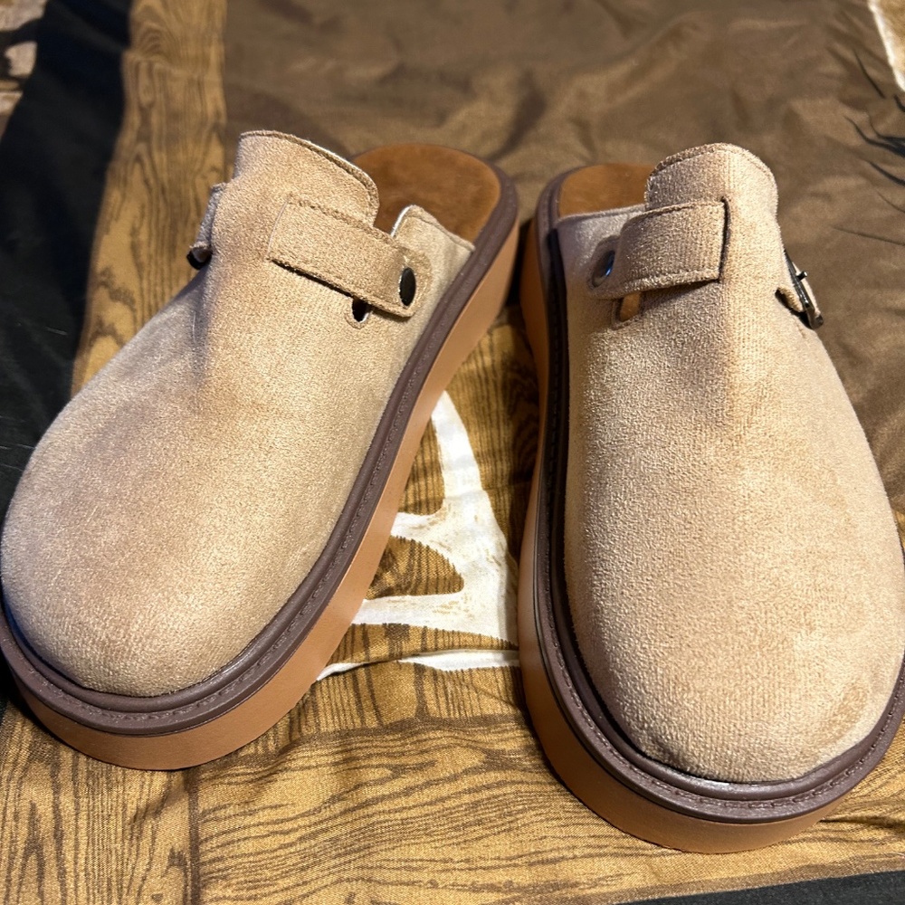 Women's Clogs - Picture 2 of 4